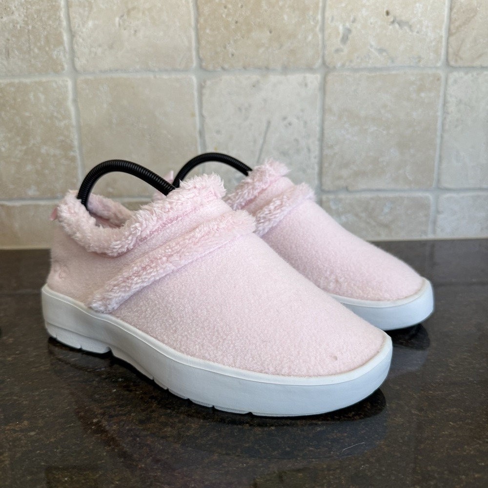 OOFOS Women's OOcoozie Low Shoes Pink Sherpa 9.5 Comfort Sneakers